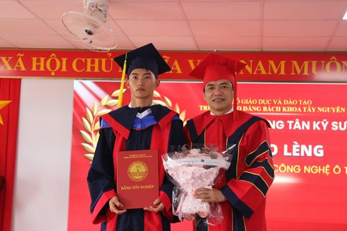 Em Lò Seo Lèng nhận bằng tốt nghiệp ngành Công nghệ ô tô. (Ảnh: Thế Hùng)