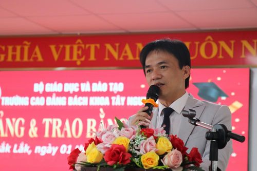 ThS Nguyễn Thái Bình - Hiệu trưởng nhà trường phát biểu tại buổi lễ. (Ảnh: Thế Hùng)