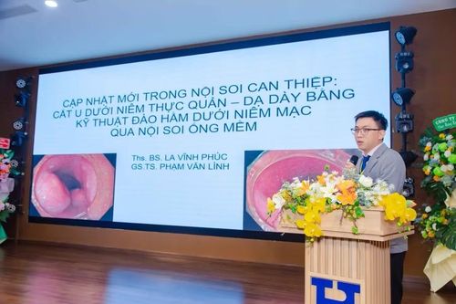 ThS.BS La Vĩnh Phúc, Trường Đại học Y Dược Cần Thơ, trình bày kỹ thuật đào hầm dưới niêm mạc qua nội soi ống mềm để cắt u dưới niêm mạc thực quản, dạ dày.
