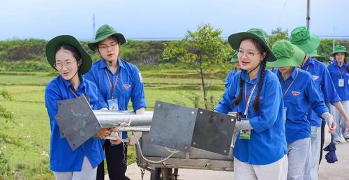 Các đội hình "Mùa hè Xanh" triển khai nhiều công trình thanh niên như đường điện "Thắp sáng làng quê", đèn thắp sáng tri ân, đường cờ thanh niên và "Tủ sách cho em" tại nhiều địa phương trên địa bàn Hà Tĩnh.