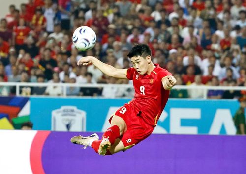 Đình Bắc lỡ cơ hội ở tình huống dứt điểm vọt xà khung thành Singapore (ảnh Như Ý)