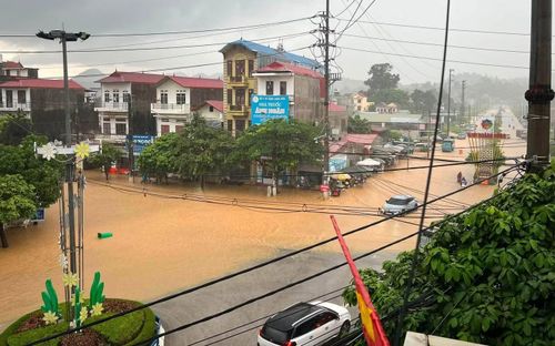 Cơn mưa chiều 1/8 tại khu vực TP Lạng Sơn cũ thuộc tỉnh Lạng Sơn gây ảnh hưởng nghiêm trọng đến cuộc sống của người dân.