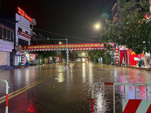 Để đảm bảo an toàn, lực lượng chức năng dựng rào chắn tại các vị trí ngập sâu, khơi thông cống rãnh để thoát nước. Các phương tiện không điều khiển phương tiện đi qua khu vực ngập sâu, nước chảy xiết hoặc các vị trí có nguy cơ sạt lở.