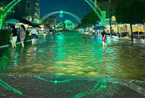 Đến tối nhiều tuyến đường trung tâm tỉnh Lạng Sơn hóa sông khiến việc đi lại của người dân gặp nhiều vất vả.