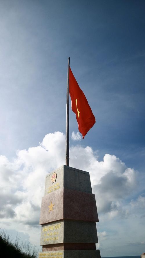 Cột mốc chủ quyền trên đảo Phú Quý.