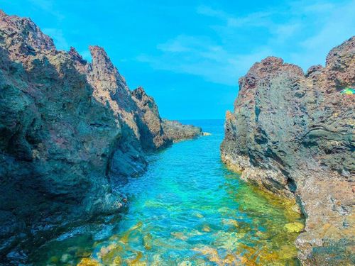Gành Hang được ví như bể bơi vô cực trên đảo Phú Quý cũng là nơi ngắm bình minh đẹp nhất.