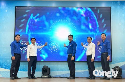 Các đại biểu thực hiện nghi thức phát động 3 mô hình của Thành Đoàn Đà Nẵng.