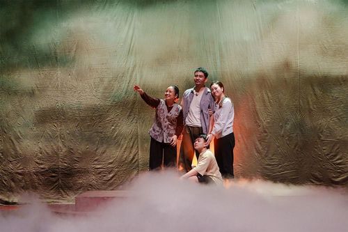 Đạo diễn đã chọn một cái kết đong đầy hy vọng bằng việc thắp lên ánh sáng vàng ấm áp của bình minh.