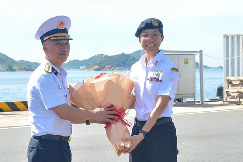 Đại tá Nguyễn Hải Châu - Phó Tham mưu trưởng Vùng 4 Hải quân tặng hoa Đại tá Siswi Herlini. Ảnh: Hiển Ngọc