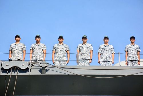 Các thủy thủ trên tàu đổ bộ lớp Endurance RSS Persistence của Hải quân Singapore. Ảnh: Hiển Ngọc