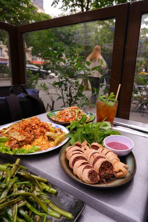Thực khách thưởng thức đồ ăn Việt, ngắm phố xá Paris