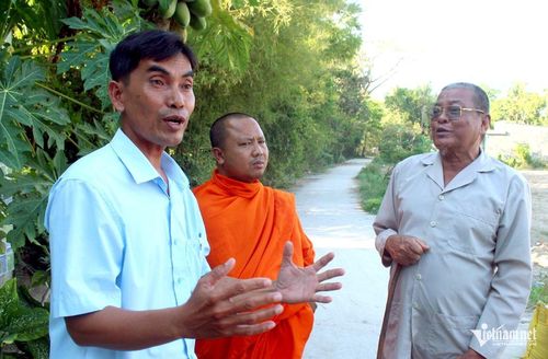 Ông Chau Sóc (bìa trái ảnh) chia sẻ sự kính trọng về hành động tự nguyện hiến đất mở rộng lộ nông thôn của ông Chau Sol (bìa phải ảnh). Ảnh: Tùng Hương