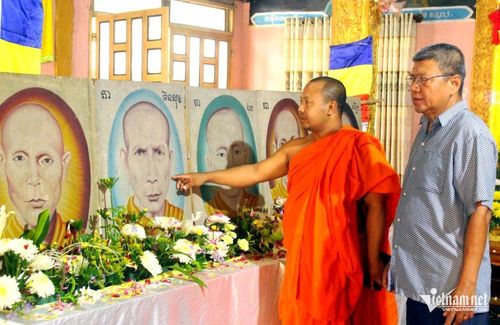 Đại đức Chau Ráp giới thiệu và hướng dẫn phật tử tìm hiểu về sãi cả Chau Sóc. Ảnh: Tùng Hương