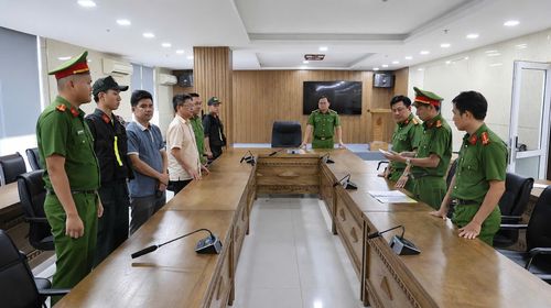 Cơ quan điều tra công bố lệnh khởi tố hai đối tượng. Ảnh: Thành Anh