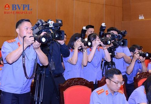 Phóng viên Báo Bảo vệ pháp luật và các cơ quan báo chí thuộc VKSND tối cao tác nghiệp tại một sự kiện của Ngành.