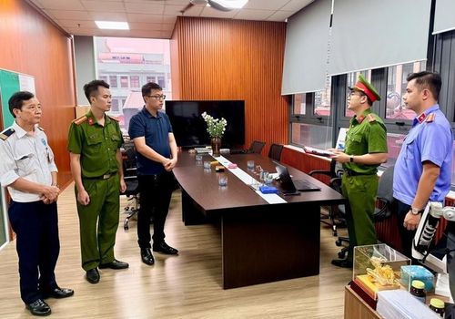 Kiểm sát viên kiểm sát việc thi hành Lệnh khám xét nơi làm việc của Bùi Đắc Ánh Dương, Giám đốc Công ty Cổ phần hệ thống thông tin ATHENA Việt Nam. Ảnh: CAPT
