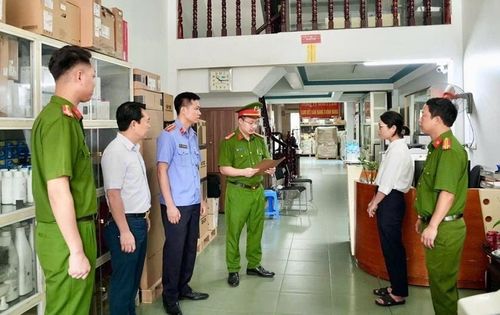 Kiểm sát viên kiểm sát việc thi hành Lệnh khám xét nơi ở và nơi làm việc của Nguyễn Thị Thanh Huyền, Giám đốc Công ty TNHH Thương mại và Dịch vụ Sông Lam. Ảnh: CAPT