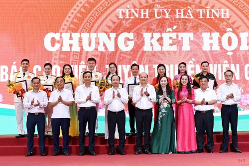  Trọng tâm thời gian tới của ngành tuyên giáo là xây dựng đội ngũ cán bộ, tuyên truyền viên có năng lực, kỹ năng số (trong ảnh: các đồng chí lãnh đạo tỉnh chụp ảnh lưu niệm cùng thí sinh tại Hội thi Báo cáo viên, Tuyên truyền viên giỏi năm 2026). 