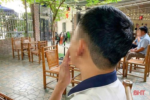 Tại các quán cà phê cũng không khó để bắt gặp hình ảnh người hút thuốc lá.