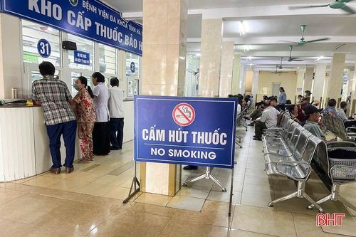 Dù các cơ sở y tế đã trang bị biển cấm nhưng tình trạng hút thuốc lá vẫn xảy ra khá thường xuyên.