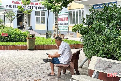 Tại một số bệnh viện trên địa bàn phường Thành Sen, dễ dàng bắt gặp hình ảnh người nhà bệnh nhân, thậm chí là bệnh nhân "vô tư" hút thuốc lá.
