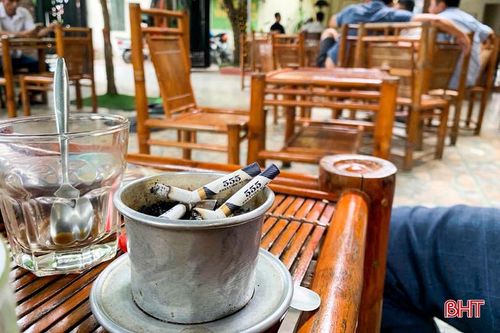 Khói thuốc lá chứa hơn 7.000 chất hóa học, trong đó có ít nhất 70 chất gây ung thư và chất độc hại. Theo WHO, trên toàn cầu mỗi năm có 1,2 triệu ca tử vong vì các bệnh liên quan đến hút thuốc lá thụ động; trong đó có gần 760.000 phụ nữ và 180.000 trẻ em. Tại Việt Nam, WHO ước tính mỗi năm có gần 6.000 người chết vì các bệnh liên quan đến hút thuốc lá thụ động.