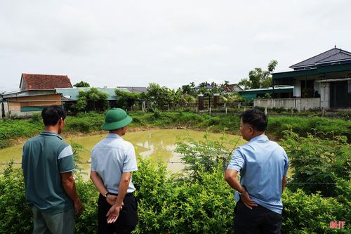 "Khoảng một tuần trước, nhiều ao, giếng trên địa bàn đã cạn trơ đáy. Không còn cách nào khác, người dân phải bơm nước từ ruộng vào ao, giếng để có nước phục vụ sinh hoạt. Dù biết nguồn nước này không bảo đảm vệ sinh, tiềm ẩn nguy cơ ô nhiễm nhưng chúng tôi vẫn phải chấp nhận sử dụng vì không còn lựa chọn nào khác" - ông Trần Trọng Đường (xã Việt Xuyên) chia sẻ.