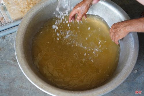 Nước bơm từ các hồ, giếng làng về dù đã qua nhiều công đoạn lắng lọc nhưng nguồn nước vẫn ngả vàng, có mùi hôi tanh, khiến người dân không khỏi lo ngại khi sử dụng.