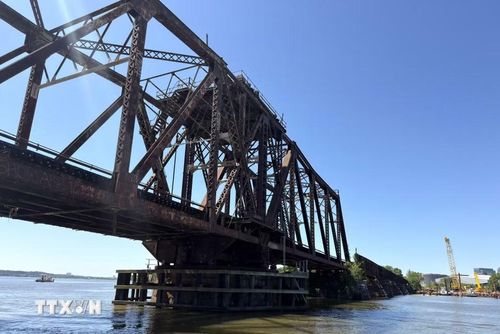 Cầu đường sắt cổ bắc qua sông Potomac là dấu tích của một thời kỳ phát triển giao thông lâu đời, được gìn giữ như một phần trong cảnh quan lịch sử của khu vực thủ đô Washington D.C. (Ảnh: Ngọc Quang/TTXVN)