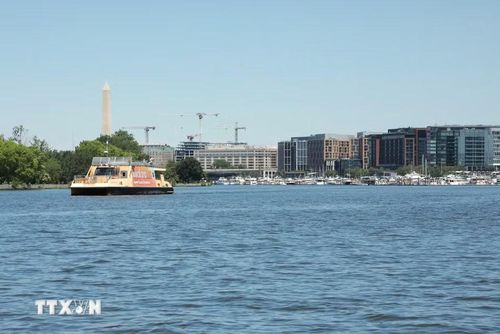 Bến thuyền trên sông Potomac, phía sau là những tòa nhà hiện đại phản chiếu ánh sáng, thể hiện sự kết nối giữa dòng sông lịch sử và diện mạo đô thị phát triển của Washington, D.C. (Ảnh: Ngọc Quang/TTXVN)