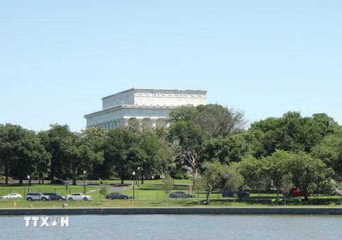 Đài tưởng niệm Lincoln soi bóng bên mặt nước Potomac, tạo nên một trong những góc nhìn biểu tượng của thủ đô Mỹ. (Ảnh: Ngọc Quang/TTXVN)