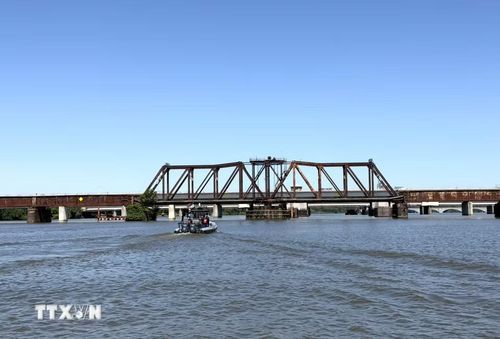 Cầu đường sắt cổ bắc qua sông Potomac là dấu tích của một thời kỳ phát triển giao thông lâu đời, được gìn giữ như một phần trong cảnh quan lịch sử của khu vực thủ đô Washington D.C. (Ảnh: Ngọc Quang/TTXVN)