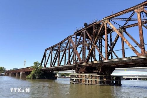 Cầu đường sắt cổ bắc qua sông Potomac là dấu tích của một thời kỳ phát triển giao thông lâu đời, được gìn giữ như một phần trong cảnh quan lịch sử của khu vực thủ đô Washington D.C. (Ảnh: Ngọc Quang/TTXVN)