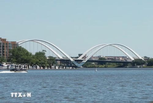 Cầu dây văng Frederick Douglass Memorial nằm gần nơi sông Anacostia hợp lưu với sông Potomac, góp phần định hình mạng lưới giao thông ven sông và cảnh quan đô thị phía nam Washington D.C. (Ảnh: Ngọc Quang/TTXVN)