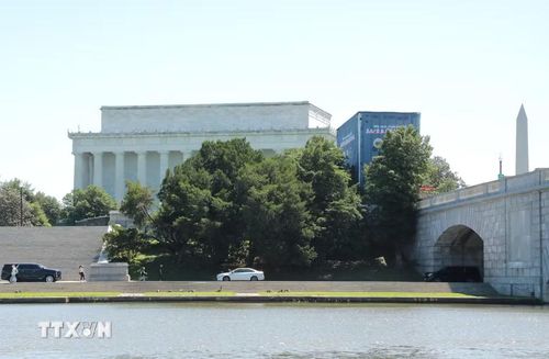 Đài tưởng niệm Lincoln soi bóng bên mặt nước Potomac, tạo nên một trong những góc nhìn biểu tượng của thủ đô Mỹ. (Ảnh: Ngọc Quang/TTXVN)