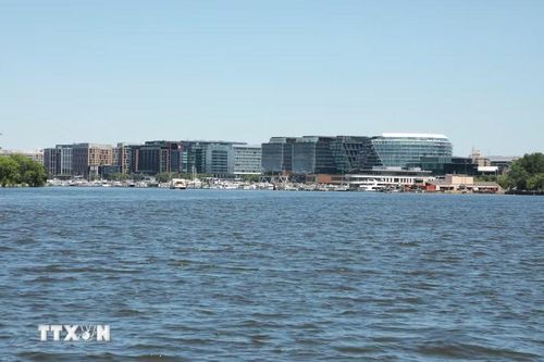 Bến thuyền trên sông Potomac, phía sau là những tòa nhà hiện đại phản chiếu ánh sáng, thể hiện sự kết nối giữa dòng sông lịch sử và diện mạo đô thị phát triển của Washington, D.C. (Ảnh: Ngọc Quang/TTXVN)