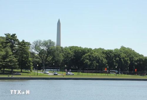Bờ sông Potomac phía Washington D.C. được quy hoạch với nhiều công viên, lối đi bộ và không gian công cộng thay vì phát triển xây dựng dày đặc. (Ảnh: Ngọc Quang/TTXVN)