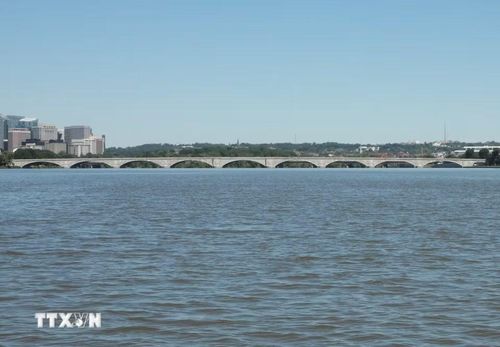 Với kiến trúc vòm đá trang nghiêm, cầu Arlington Memorial là điểm nhấn kiến trúc bên dòng Potomac, thể hiện sự hòa quyện giữa hạ tầng đô thị, không gian lịch sử và cảnh quan tự nhiên được bảo tồn của vùng thủ đô. (Ảnh: Ngọc Quang/TTXVN)