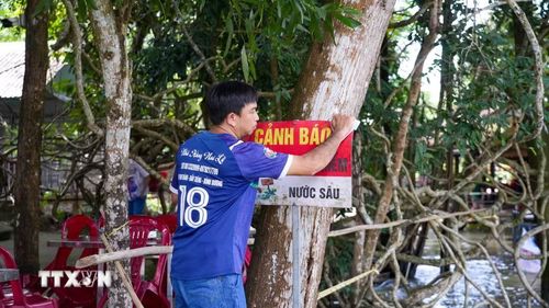 Biển cảnh báo khu vực nước sâu được chủ quán lắp đặt nhằm bảo đảm an toàn cho du khách khi hồ Dầu Tiếng vận hành xả lũ. (Ảnh: Minh Phú/TTXVN)
