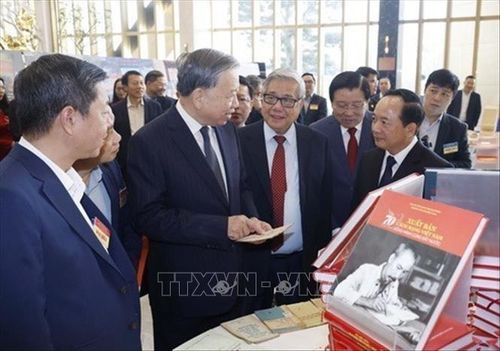 Tổng Bí thư Tô Lâm tham quan không gian trưng bày sách tại Hội nghị toàn quốc tổng kết công tác Tuyên giáo và Dân vận năm 2025, triển khai nhiệm vụ năm 2026, sáng 19/12/2025, tại Hà Nội. Hội nghị được triển khai bằng hình thức trực tiếp kết hợp trực tuyến đến 35 điểm cầu các tỉnh ủy, thành ủy với hơn 3000 đại biểu tham dự. Ảnh: Thống Nhất/TTXVN