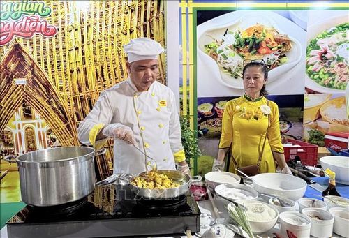 Đầu bếp xào thịt cá với sả, nghệ và nước cốt dừa công đoạn tạo nên hương vị đặc trưng của bún kèn Hà Tiên.