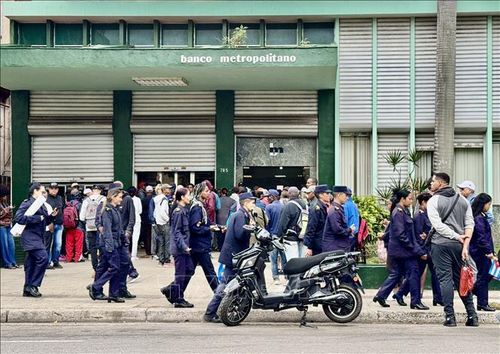 Người dân Cuba xếp hàng rút tiền tại một chi nhánh ngân hàng ở thủ đô La Habana.