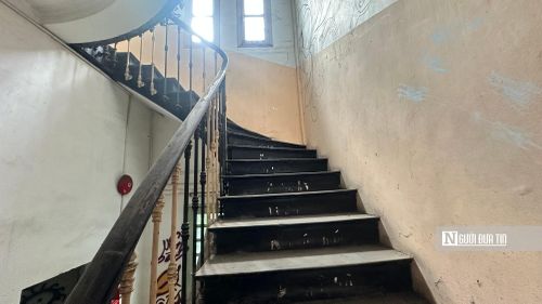 Cầu thang với kết cấu vòm cuốn, mặt bậc lát đá cẩm thạch, đi kèm với hệ thống lan can nghệ thuật bằng sắt và tay vịn bằng gỗ quý gần như được giữ lại nguyên vẹn.