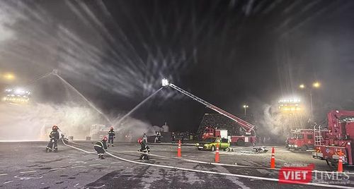 Kết thúc lễ khai mạc là cảnh thực binh với tình huống tai nạn giao thông gây cháy xe bồn chở xăng. Ảnh XM.