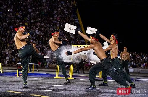 Tâm điểm của đêm khai mạc là màn trình diễn của các chiến sĩ Đoàn Cảnh sát đặc nhiệm số 3 (Bộ Tư lệnh Cảnh sát cơ động). Ảnh XM.