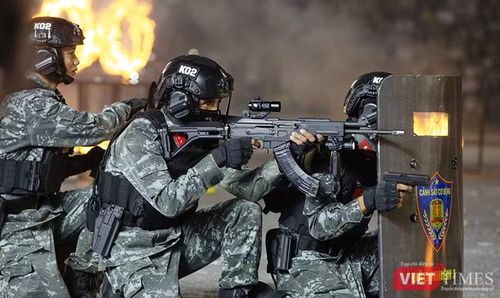 Các tình huống giả định với địa hình mô phỏng và bắn đạn thật. Ảnh XM.