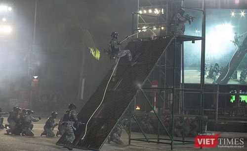 Giả lập tình huống leo tường, tấn công hang ổ băng nhóm khủng bố. Ảnh XM.