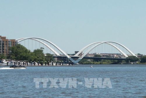 Cầu dây văng Frederick Douglass Memorial nằm gần nơi sông Anacostia hợp lưu với sông Potomac, góp phần định hình mạng lưới giao thông ven sông và cảnh quan đô thị phía nam Washington D.C. Ảnh: Ngọc Quang - PV TTXVN tại Mỹ