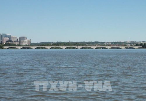 Với kiến trúc vòm đá trang nghiêm, cầu Arlington Memorial là điểm nhấn kiến trúc bên dòng Potomac, thể hiện sự hòa quyện giữa hạ tầng đô thị, không gian lịch sử và cảnh quan tự nhiên được bảo tồn của vùng thủ đô. Ảnh: Ngọc Quang - PV TTXVN tại Mỹ