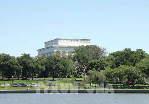 Đài tưởng niệm Lincoln soi bóng bên mặt nước Potomac, tạo nên một trong những góc nhìn biểu tượng của thủ đô Mỹ. Ảnh: Ngọc Quang - PV TTXVN tại Mỹ